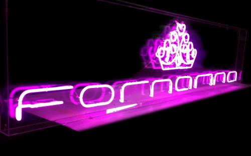 giotto-pubblicita-insegne-neon-fornarina